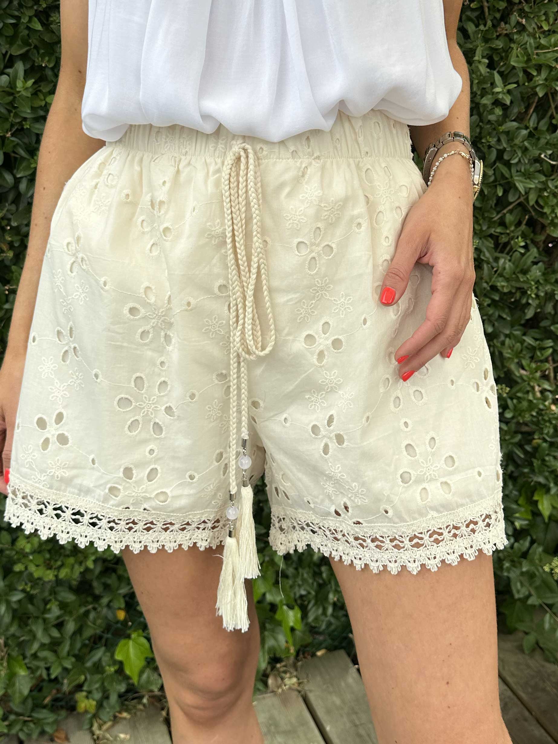 Everest - Søde beige shorts med broderie anglaise